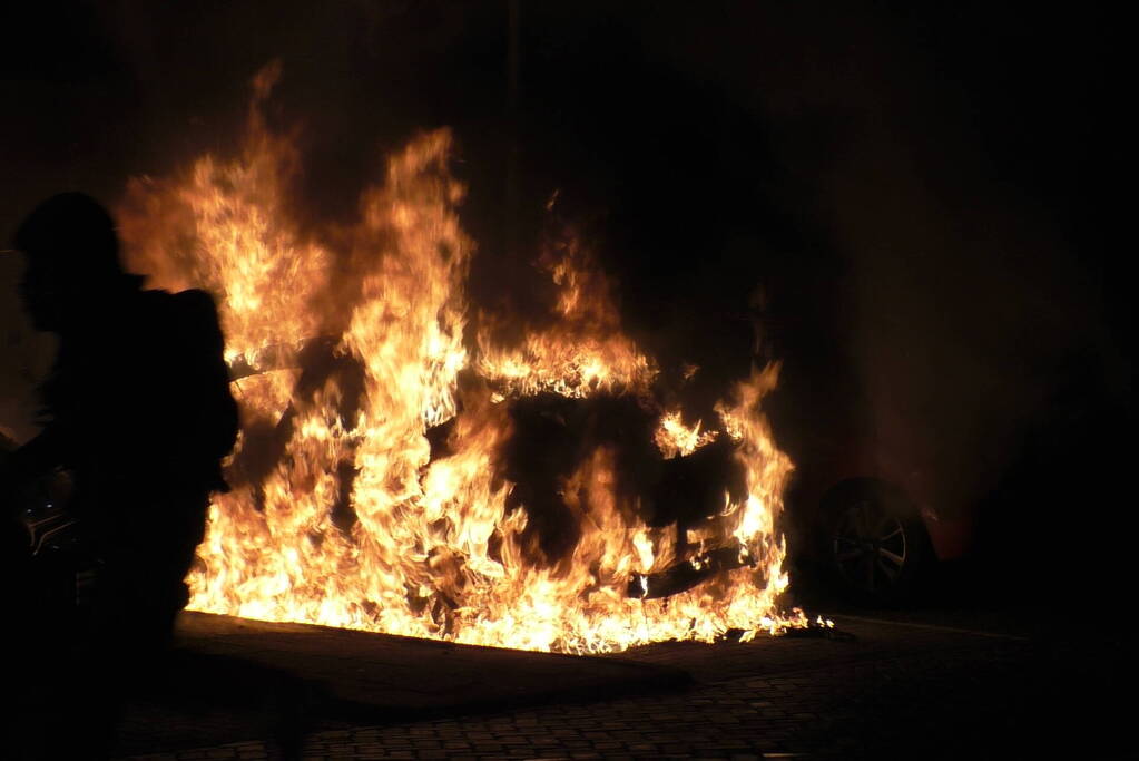 Auto compleet verwoest vanwege brand