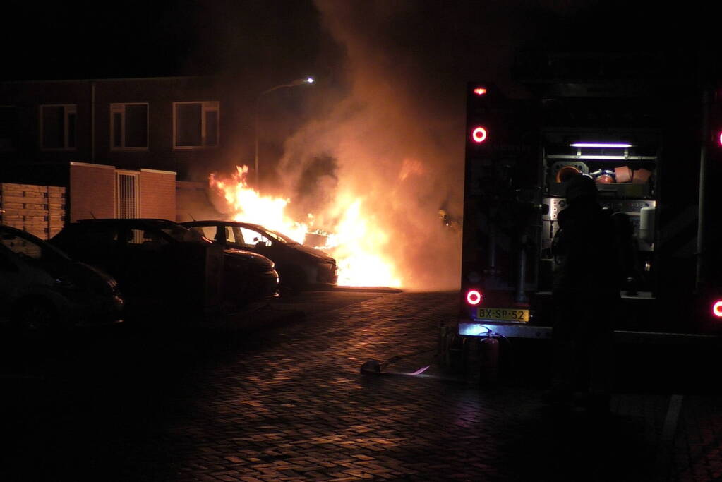 Auto compleet verwoest vanwege brand