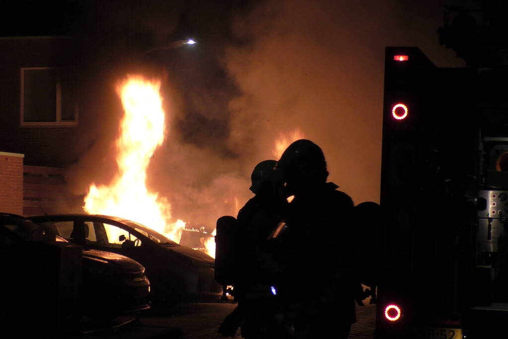 Auto compleet verwoest vanwege brand