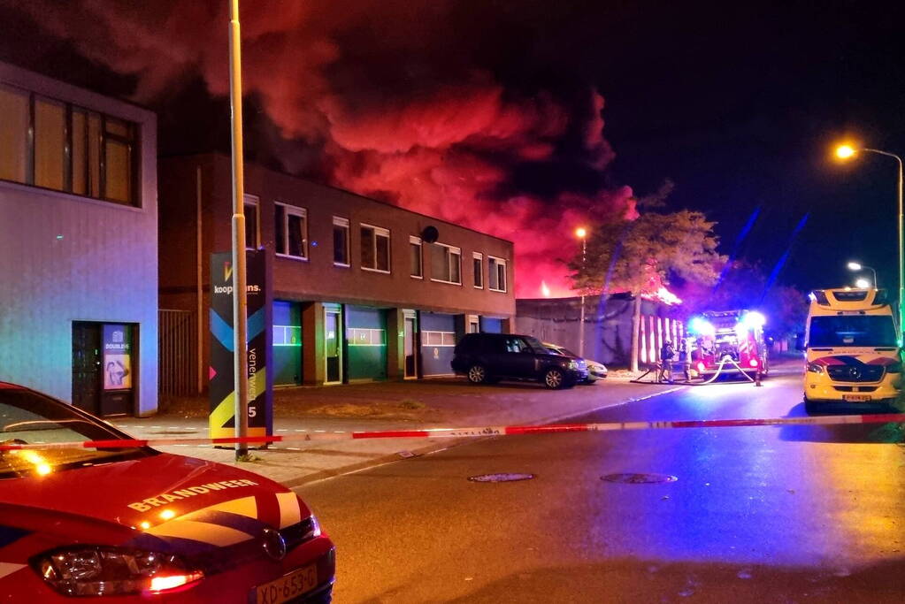 Vlammenzee verwoest opslag elektronicawinkel