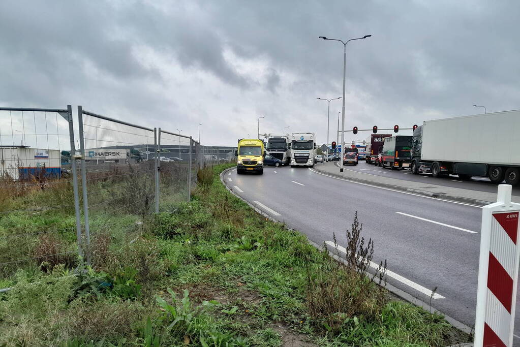 Vrachtwagen en auto betrokken bij botsing
