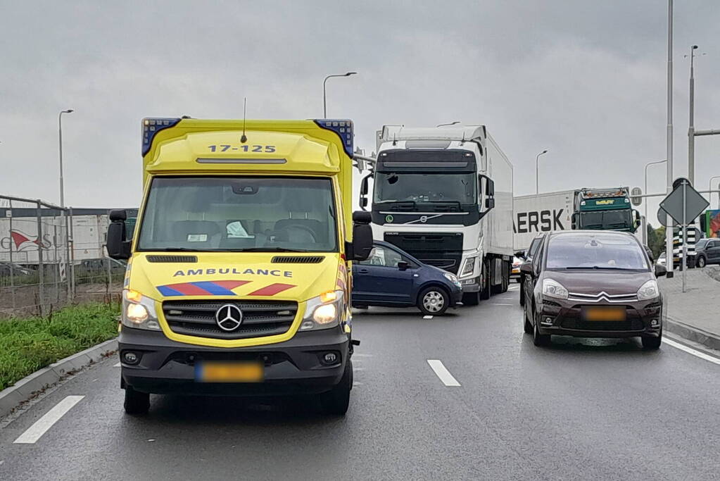 Vrachtwagen en auto betrokken bij botsing