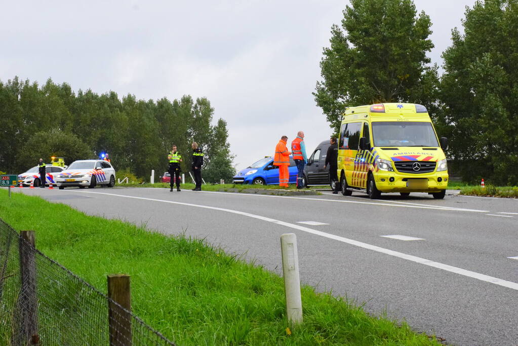 Automobilist crasht op afrit snelweg