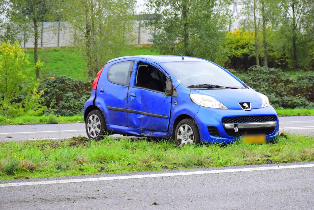 Automobilist crasht op afrit snelweg
