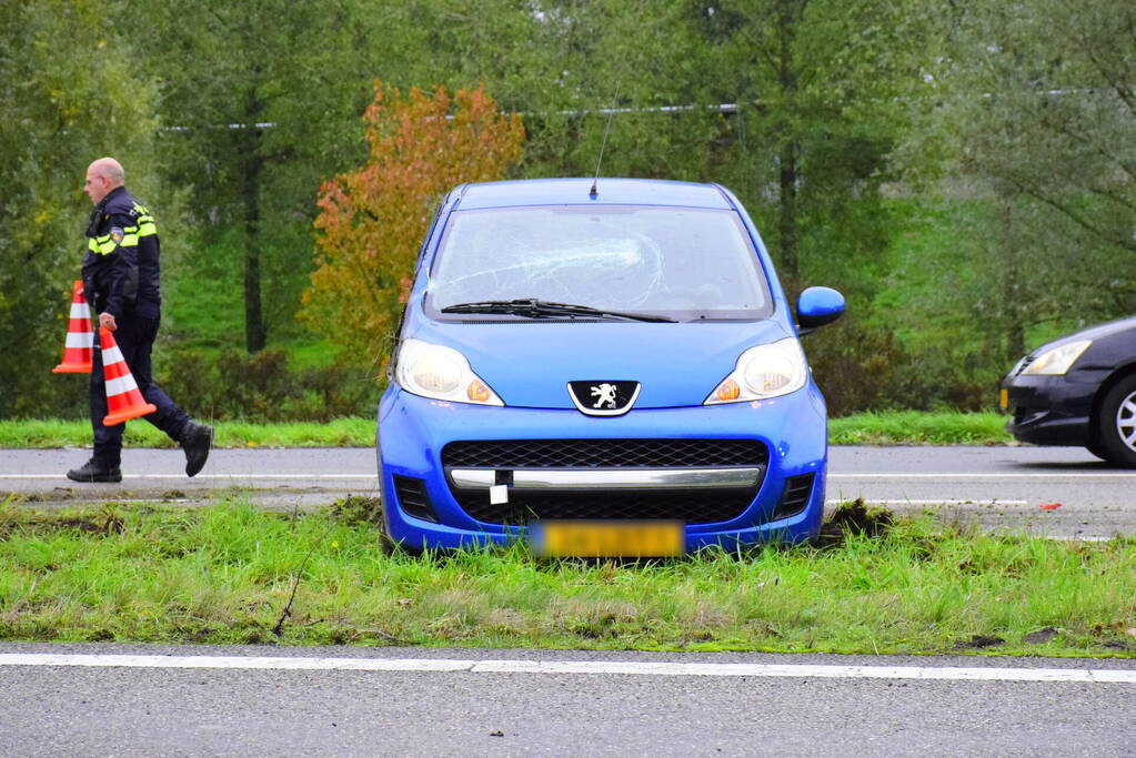 Automobilist crasht op afrit snelweg