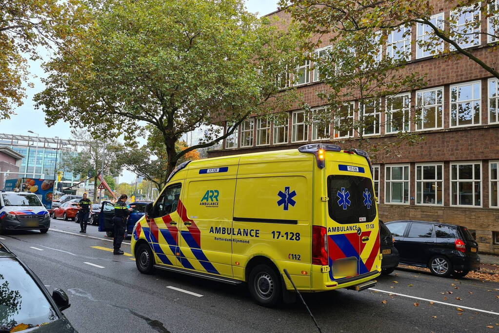 Twee personenwagens betrokken bij kop-staart botsing