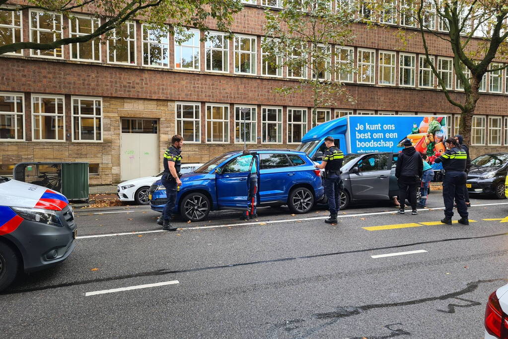 Twee personenwagens betrokken bij kop-staart botsing