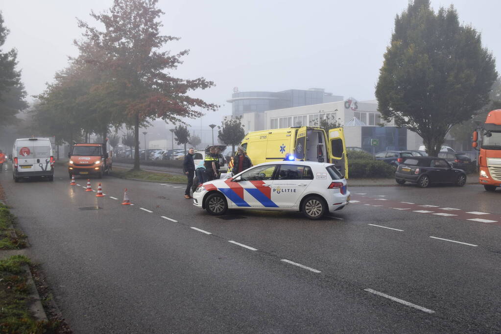 Scooterrijdster gaat onderuit op fietspad