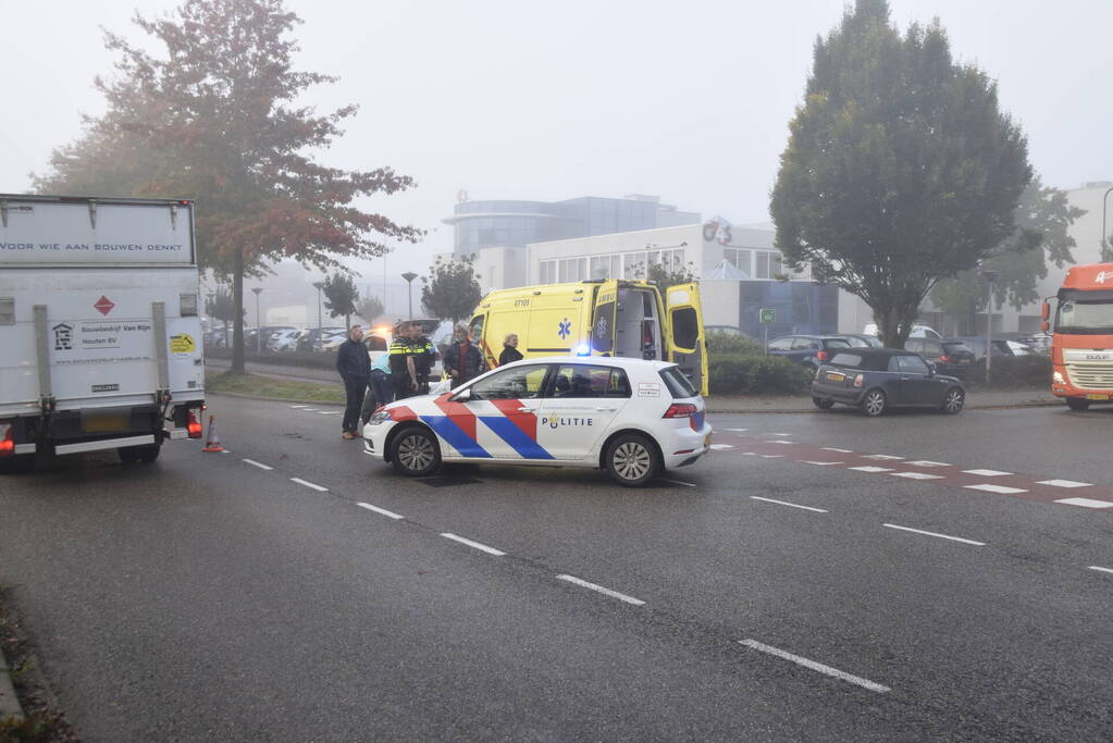 Scooterrijdster gaat onderuit op fietspad