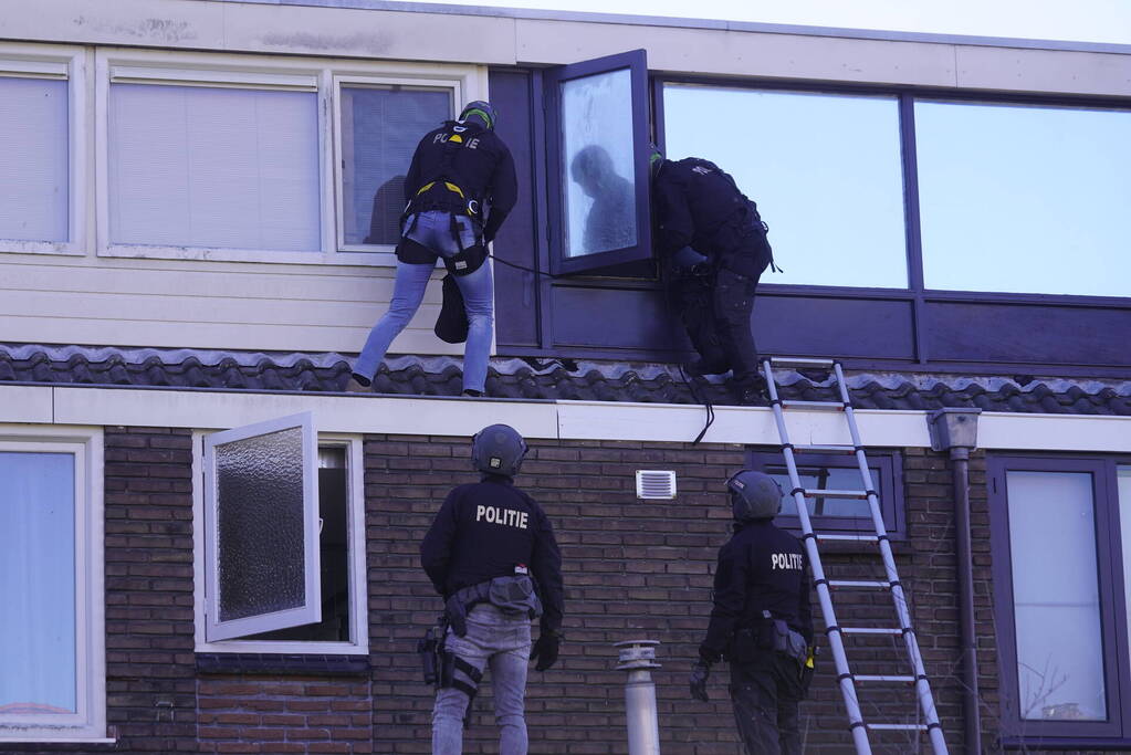 Ambulancemedewerker overgoten met heet water in woning