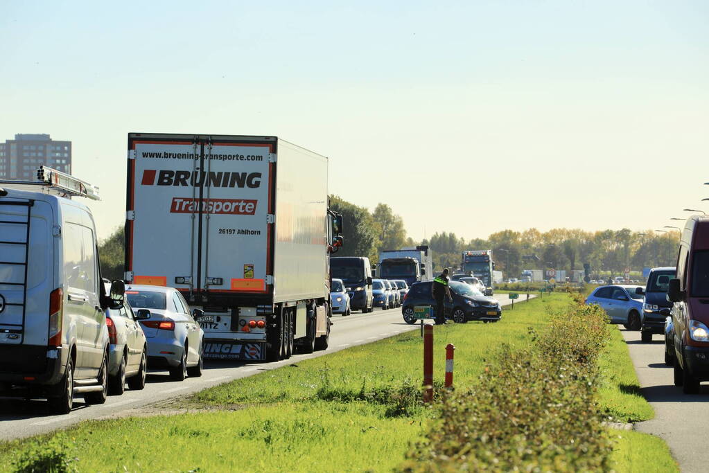 Lange files nadat auto op bakwagen botst