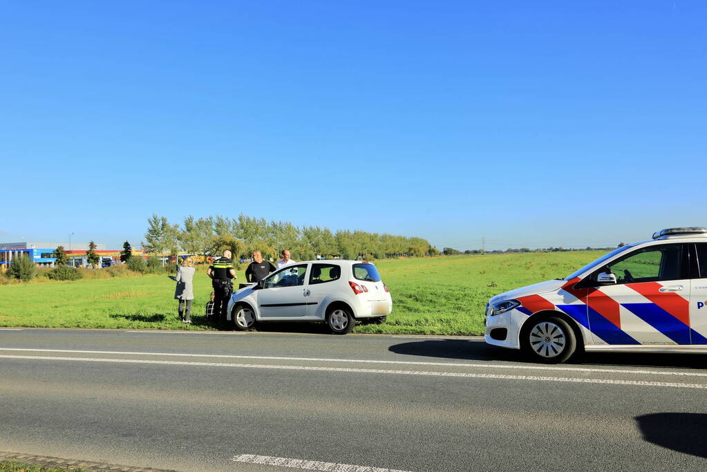 Lange files nadat auto op bakwagen botst