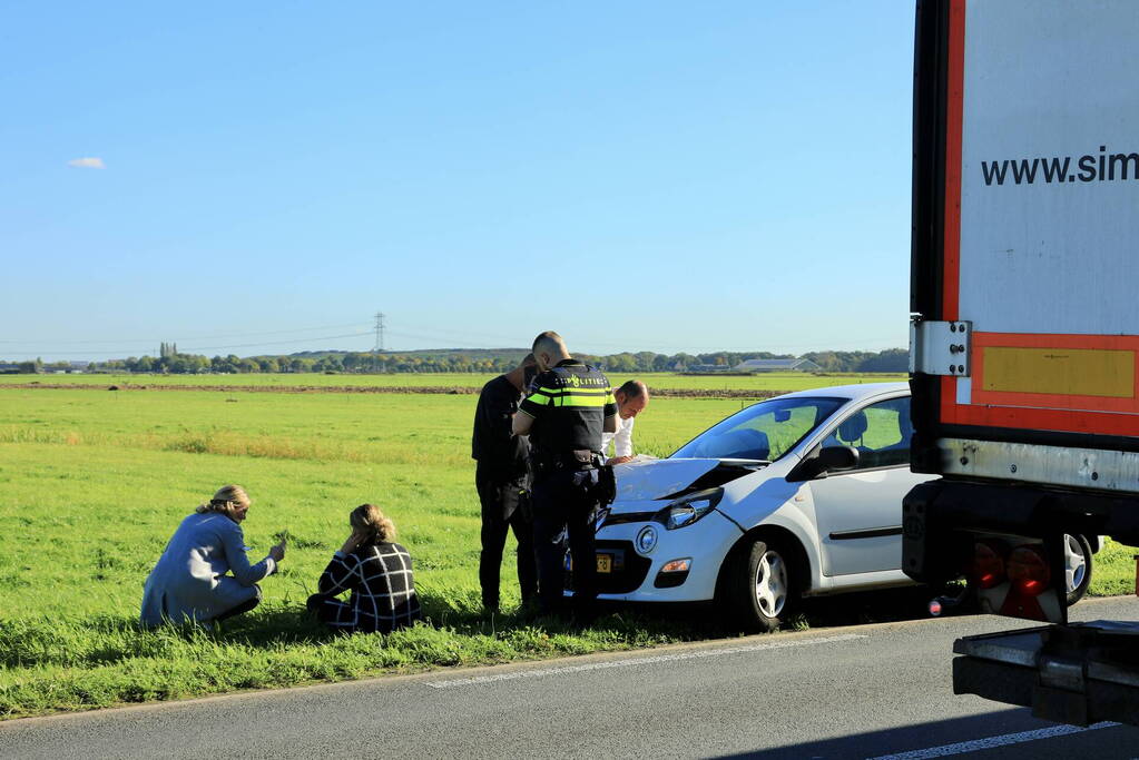 Lange files nadat auto op bakwagen botst