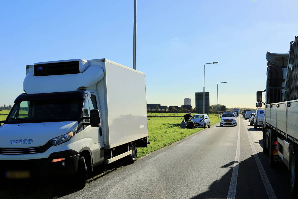 Lange files nadat auto op bakwagen botst