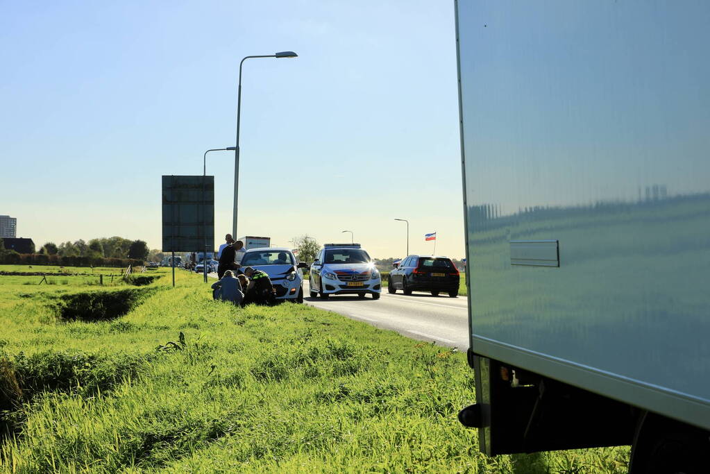 Lange files nadat auto op bakwagen botst