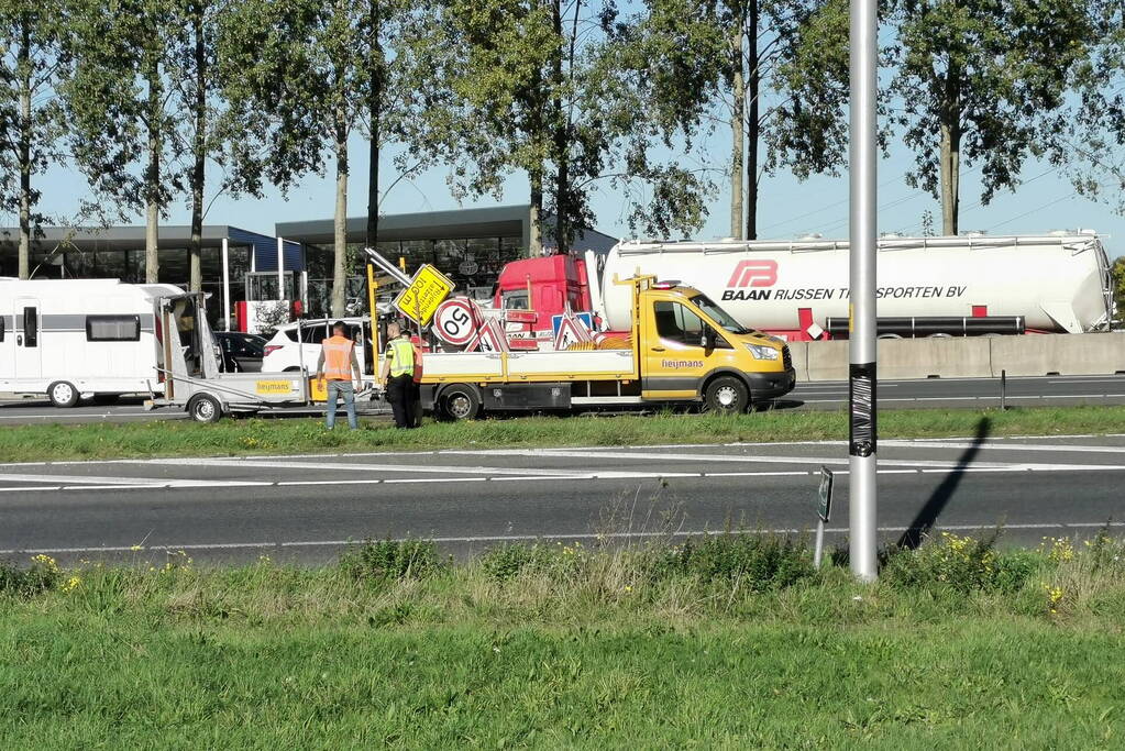 Auto botst achterop aanhanger van bordenwagen