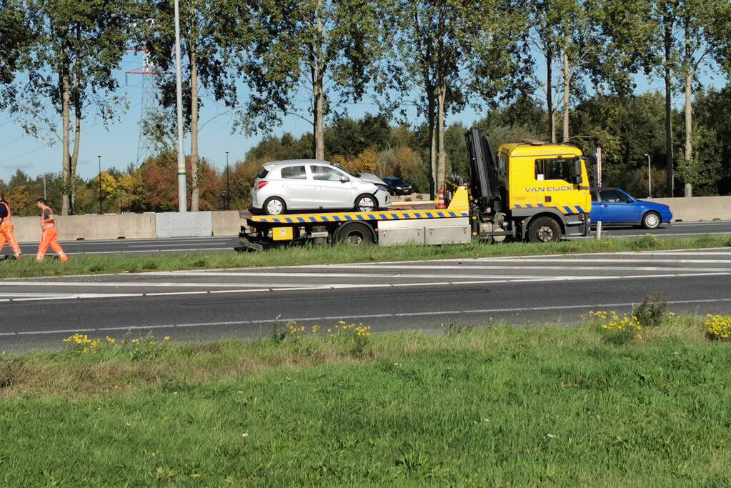 Auto botst achterop aanhanger van bordenwagen