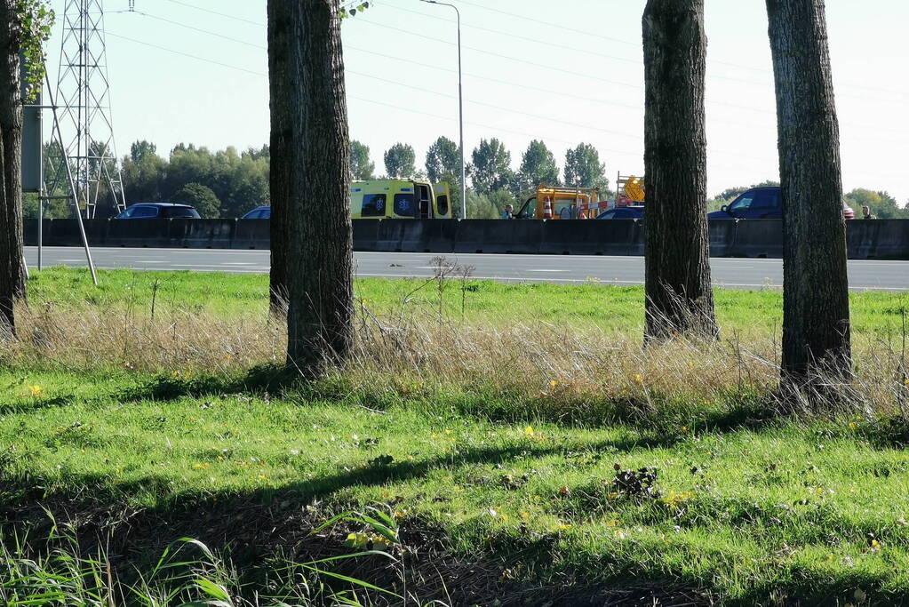 Auto botst achterop aanhanger van bordenwagen