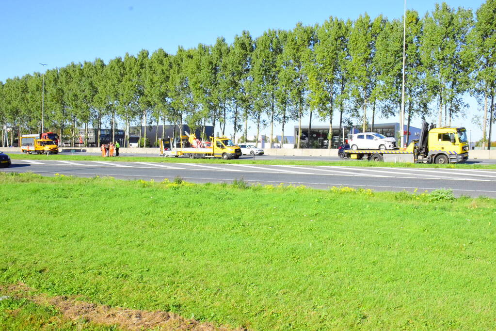 Auto botst achterop aanhanger van bordenwagen