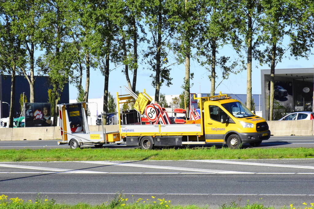 Auto botst achterop aanhanger van bordenwagen