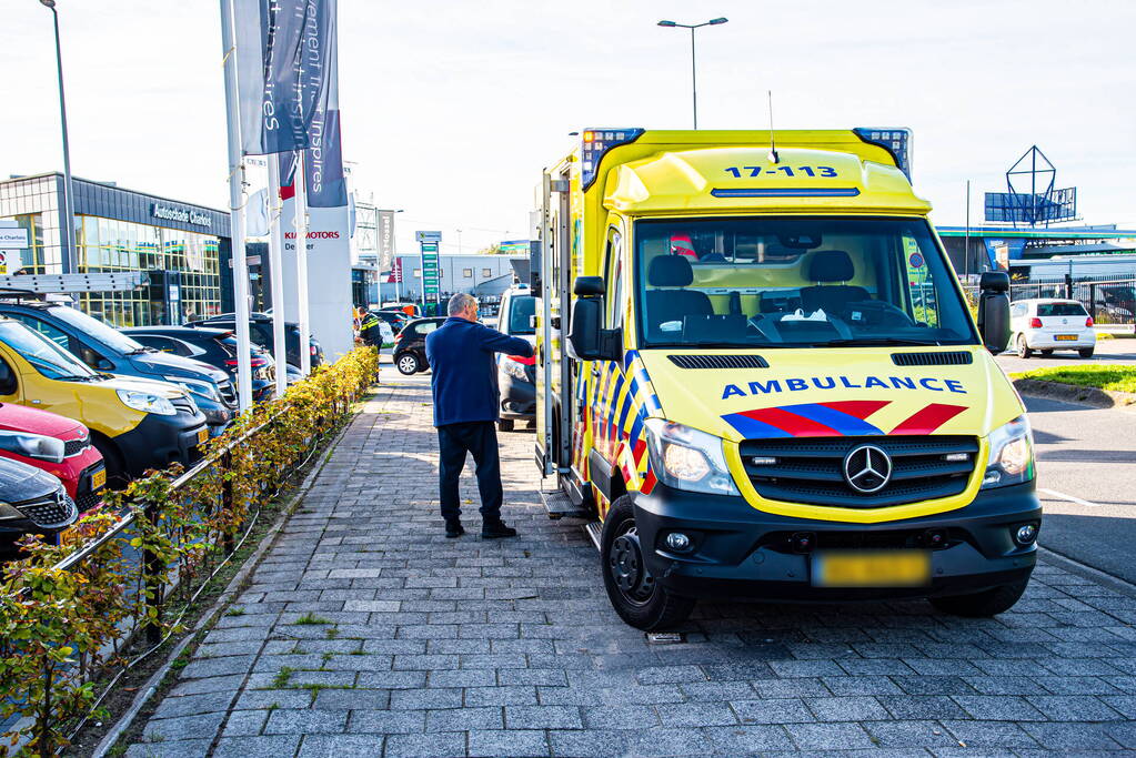 Scooterrijdster raakt gewond bij botsing met auto