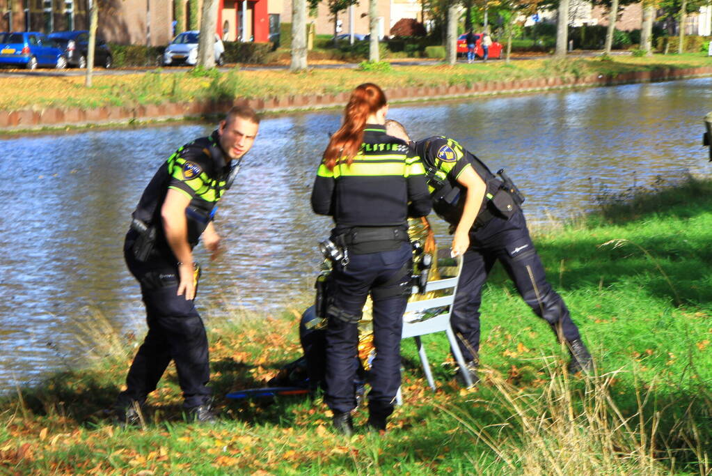 Jongeman naar ziekenhuis gebracht na val in water