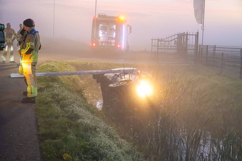 Bestelbus belandt op zijn kant in sloot