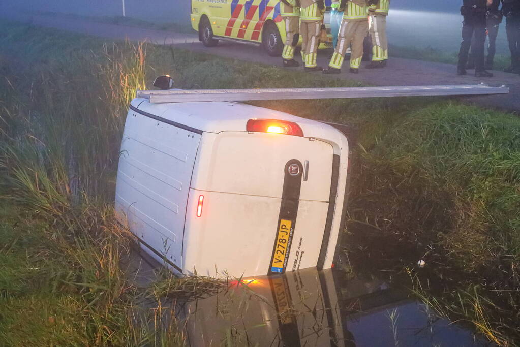 Bestelbus belandt op zijn kant in sloot