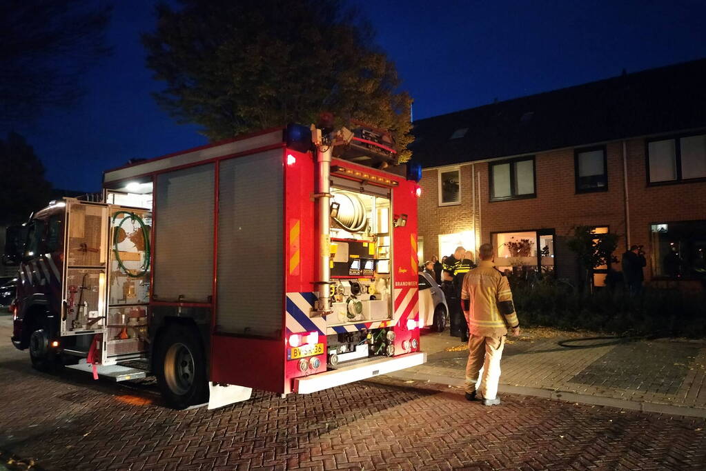 Brandweer breekt deur open na melding van woningbrand