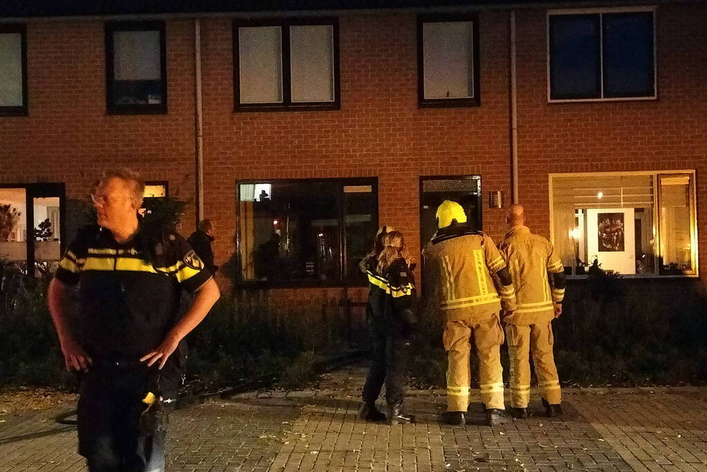 Brandweer breekt deur open na melding van woningbrand