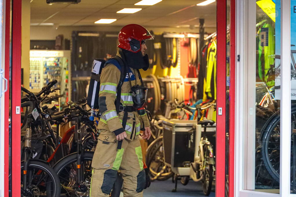 Doos met visitekaartjes vliegt in brand