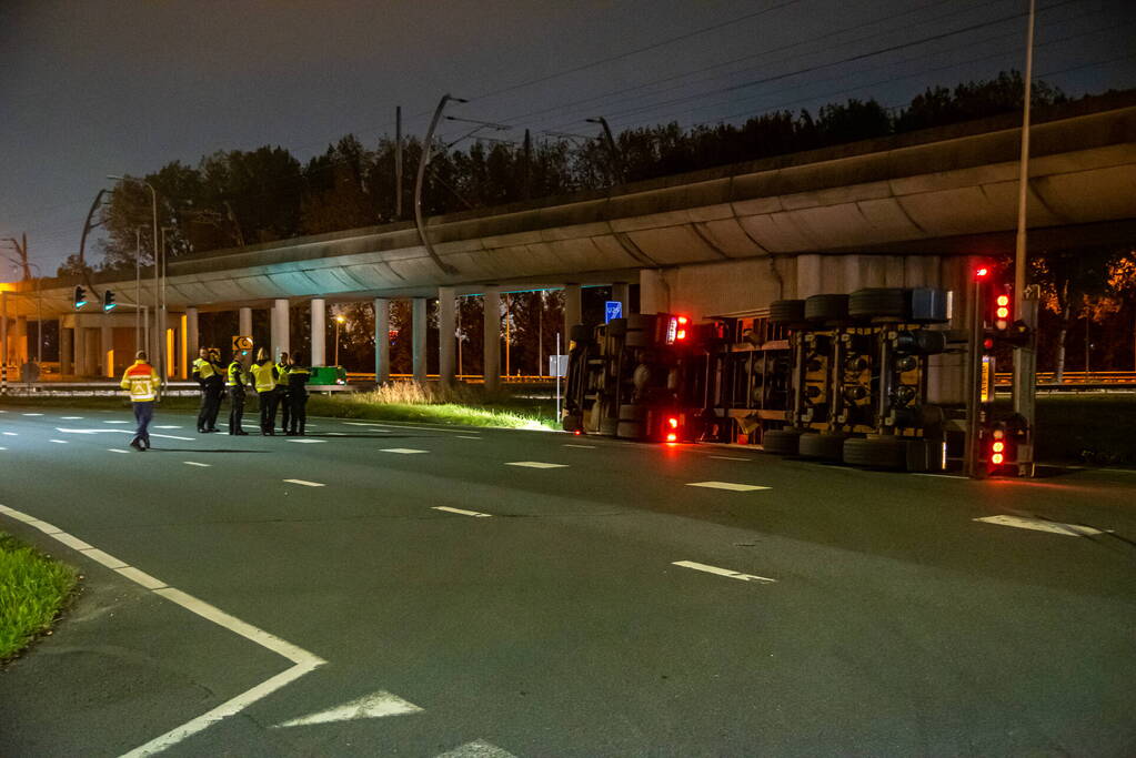Vrachtwagen belandt op zijn kant