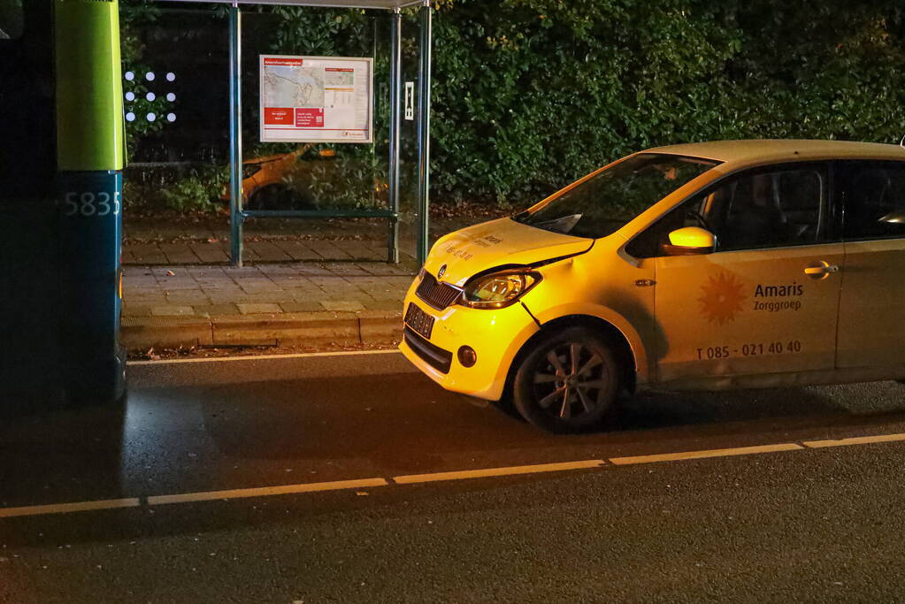 Auto knalt achterop lijnbus