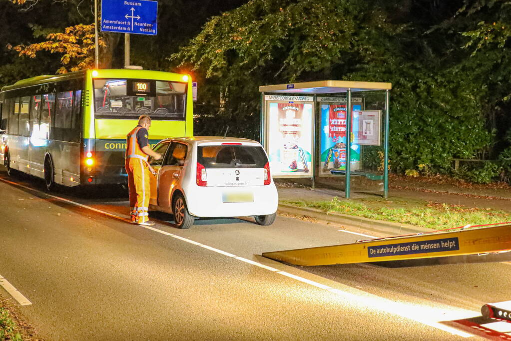 Auto knalt achterop lijnbus