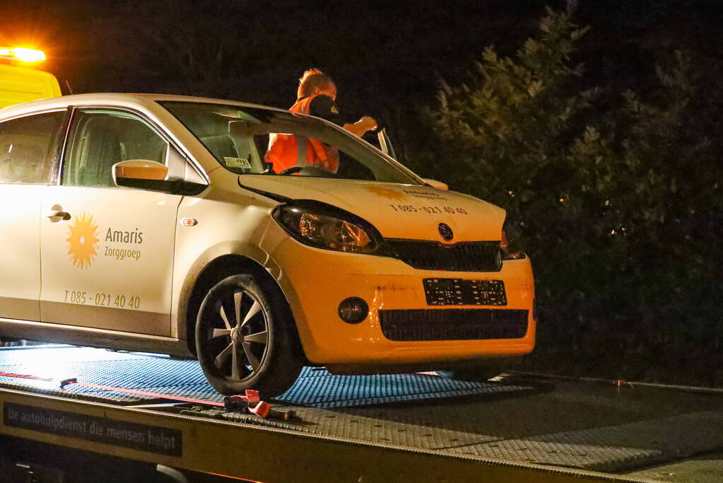 Auto knalt achterop lijnbus