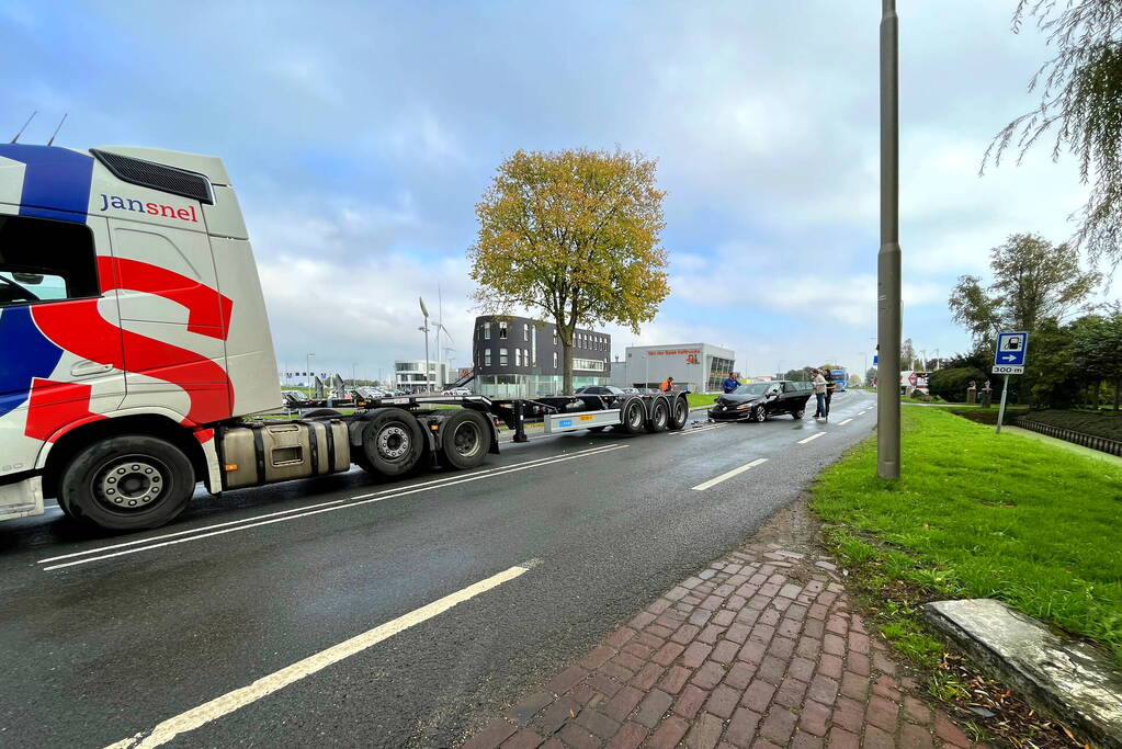 Flinke schade nadat auto op trailer botst