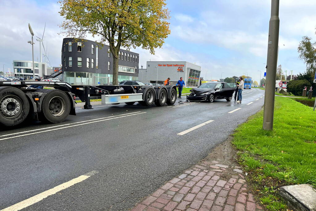 Flinke schade nadat auto op trailer botst