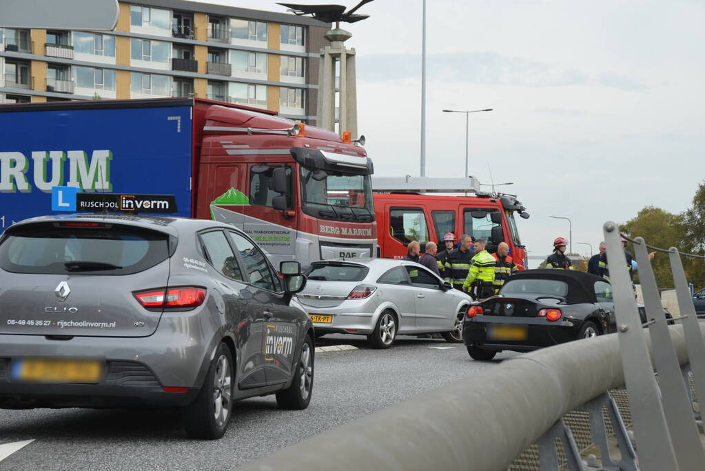 Auto botst op vrachtwagen op rotonde