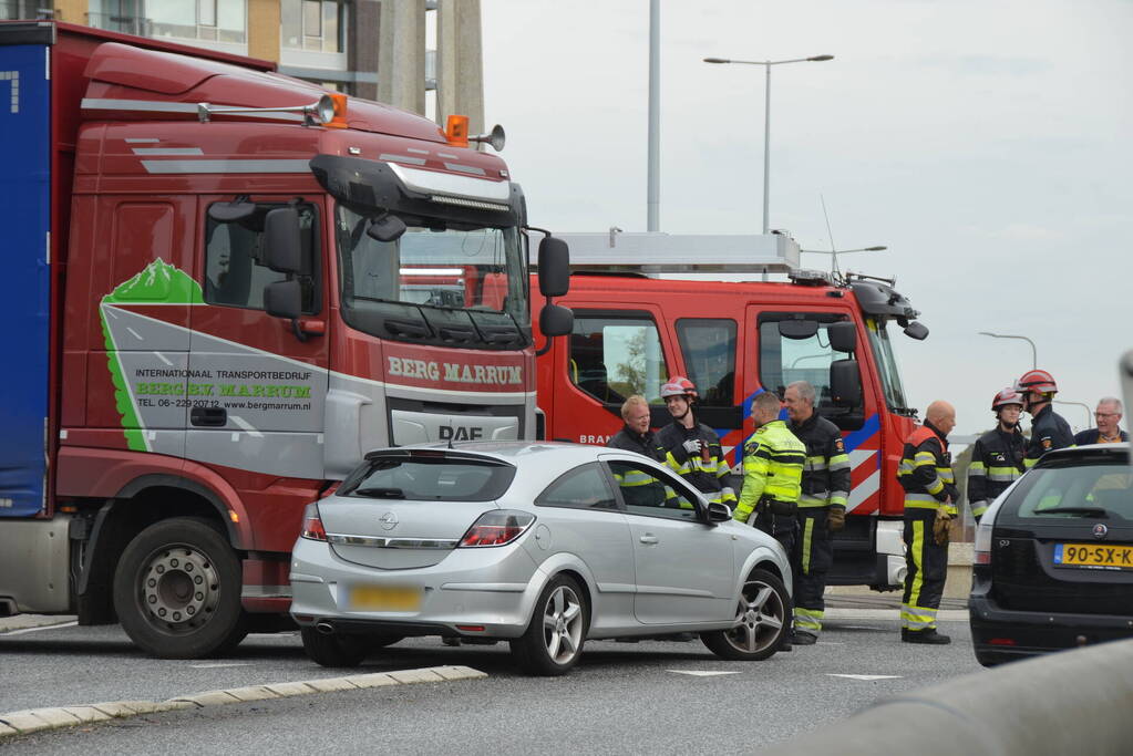 Auto botst op vrachtwagen op rotonde