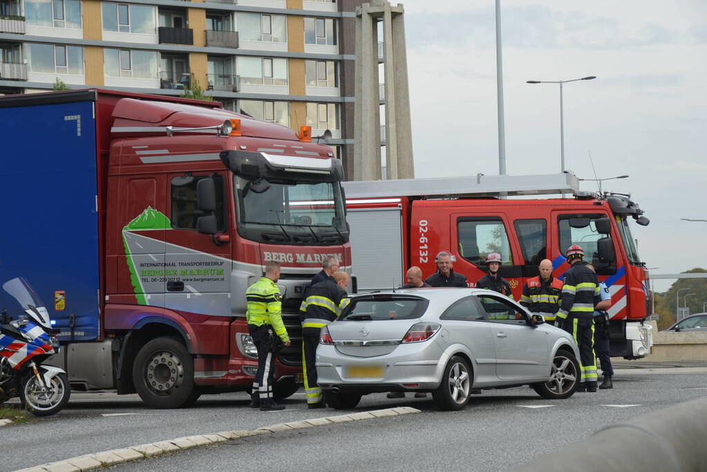 Auto botst op vrachtwagen op rotonde