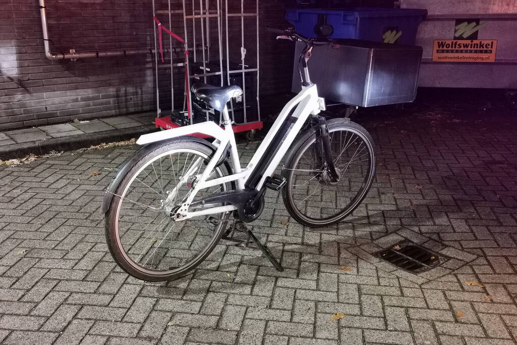 Bezorger gewond bij ongeval met auto