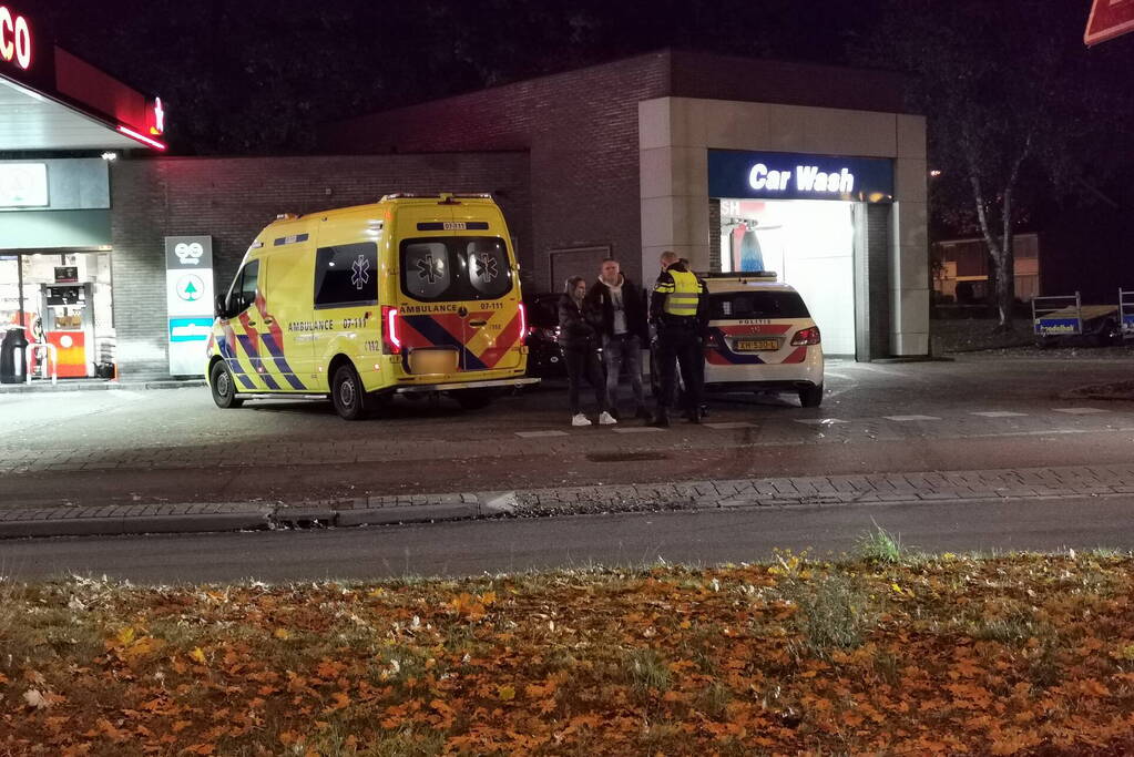 Bezorger gewond bij ongeval met auto