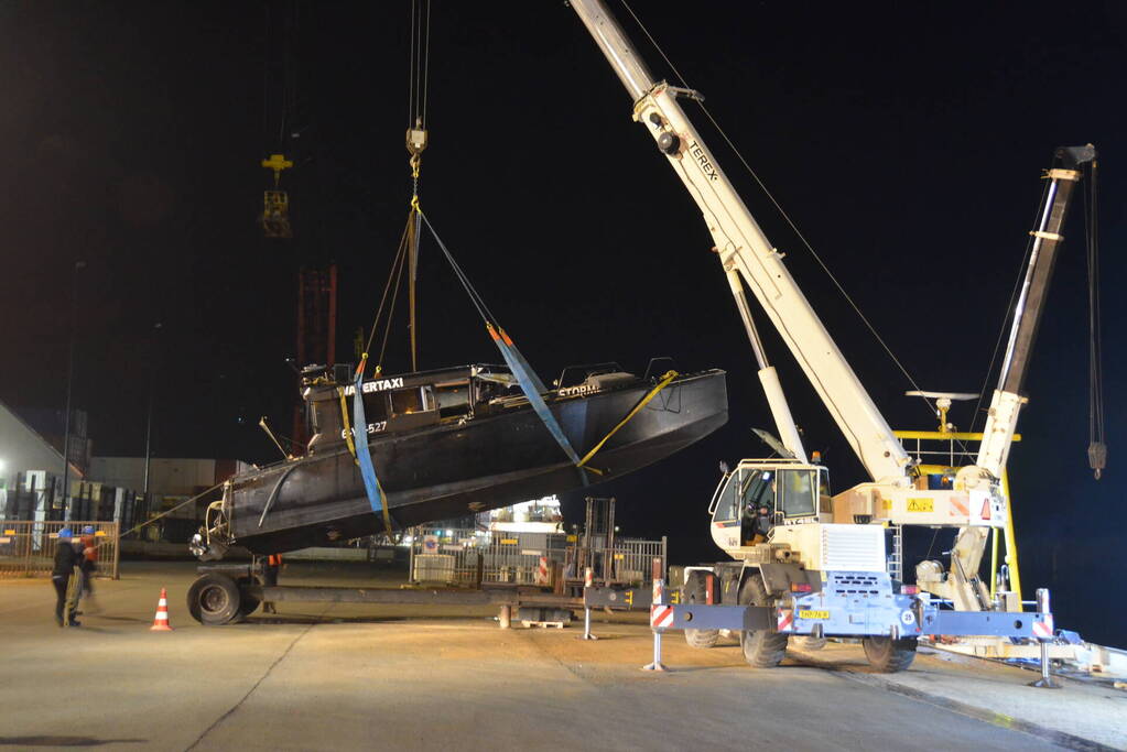 Aangevaren watertaxi aangekomen in haven