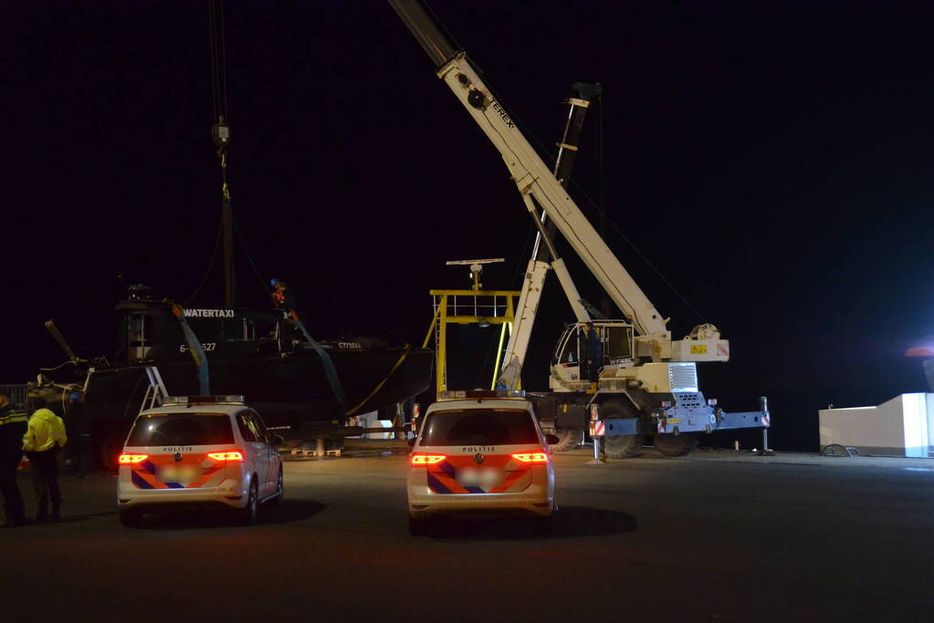 Aangevaren watertaxi aangekomen in haven