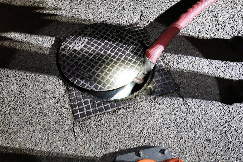 Brandweer spoelt riool door vanwege vreemde lucht