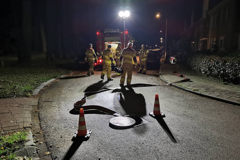 Brandweer spoelt riool door vanwege vreemde lucht