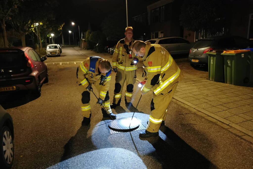 Brandweer spoelt riool door vanwege vreemde lucht