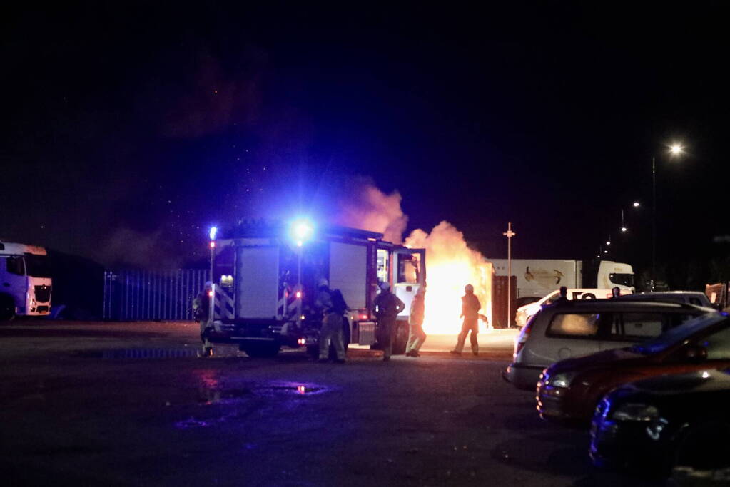 Geparkeerde auto gaat in vlammen op