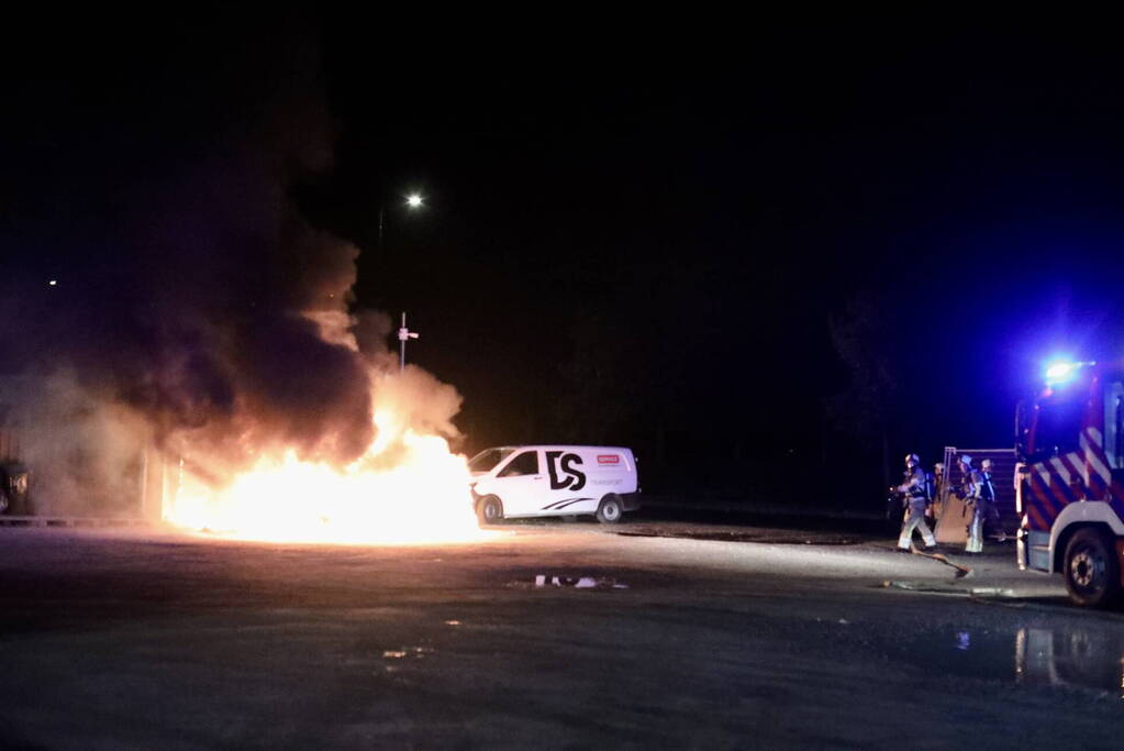 Geparkeerde auto gaat in vlammen op