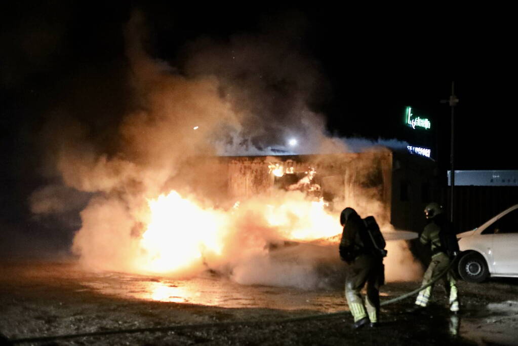 Geparkeerde auto gaat in vlammen op